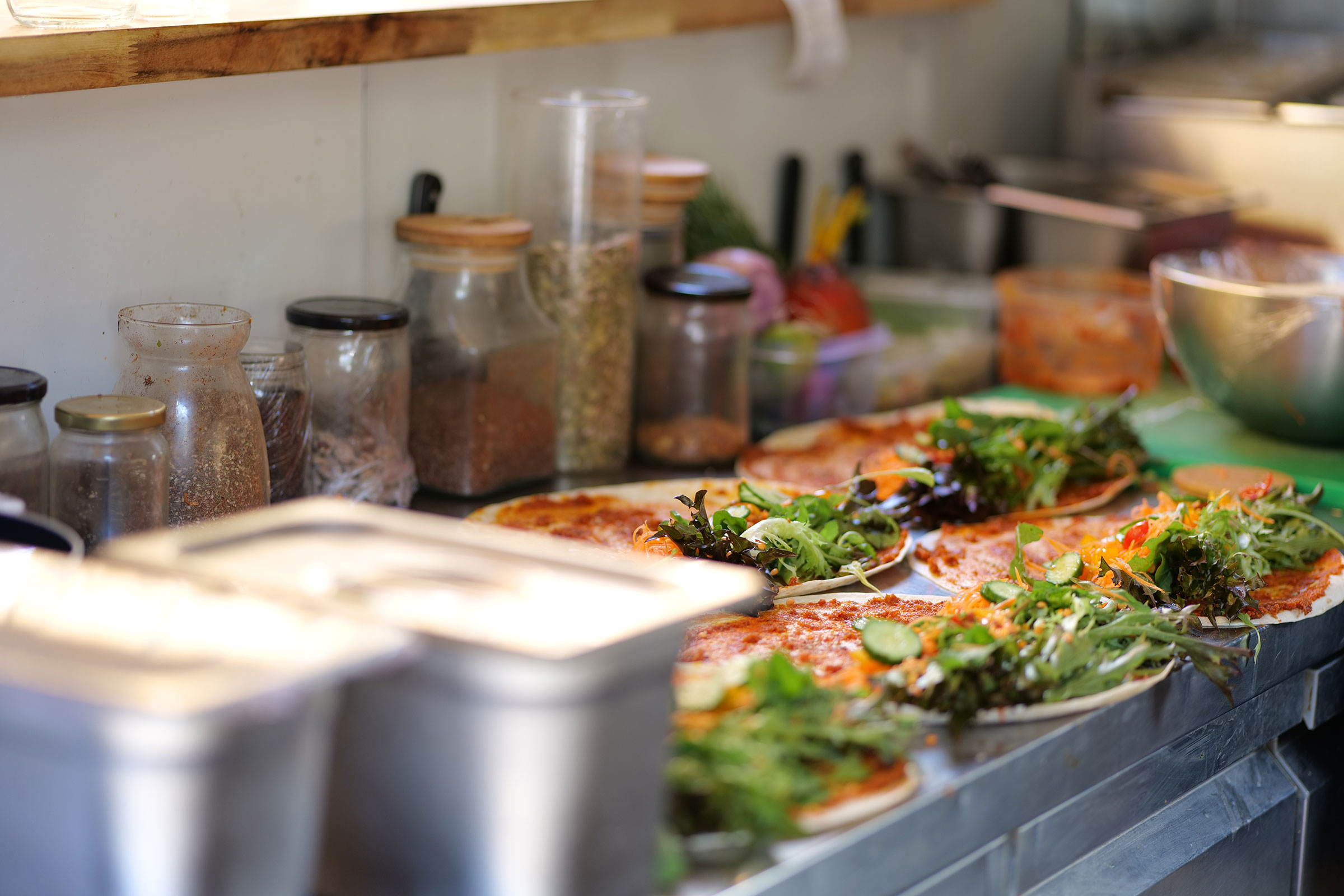 Préparation de wraps au Victoria Green, restaurant à Saint-Gilles les Bains