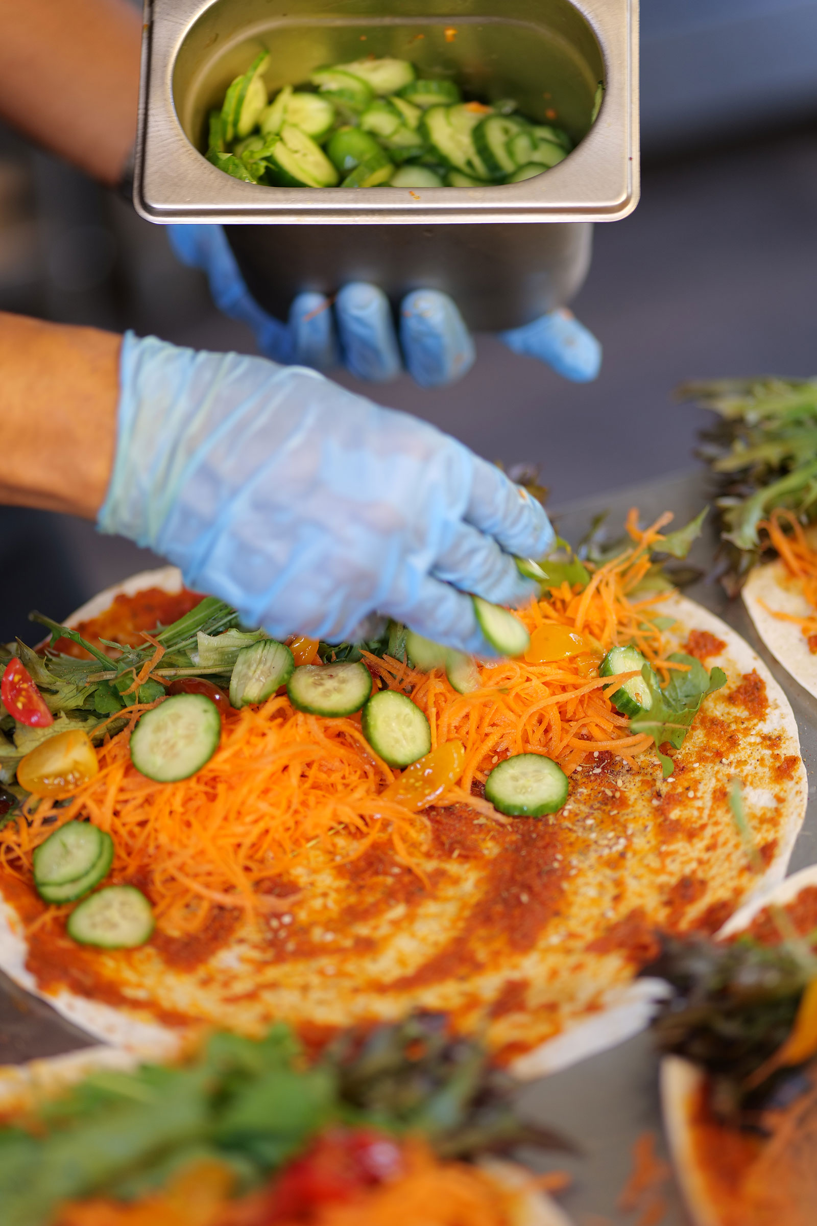 Préparation d'un wrap au Victoria Green, restaurant à Saint-Gilles les Bains