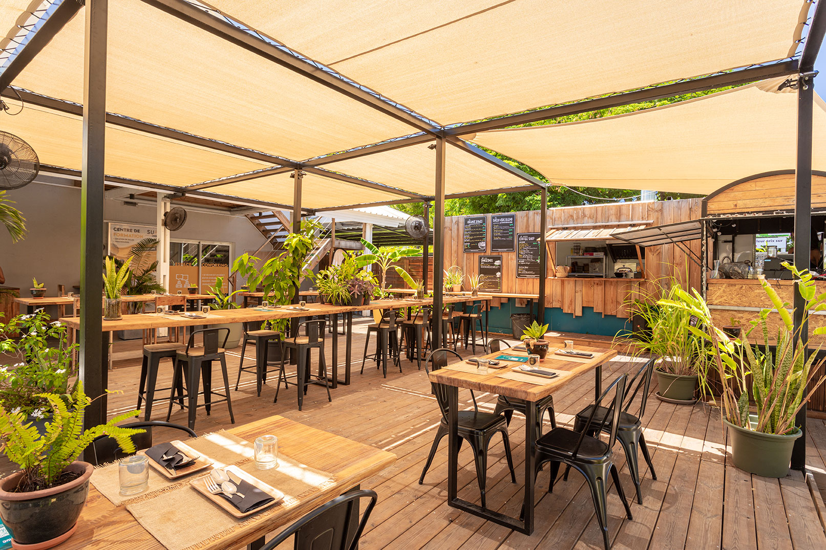 La terrasse ombragée du Victoria Green à Saint Gilles les Bains