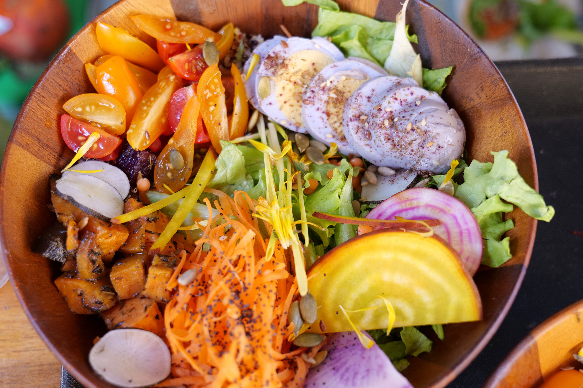 Un bowl plein de couleurs au Victoria Green , restaurant à Saint-Gilles les Bains