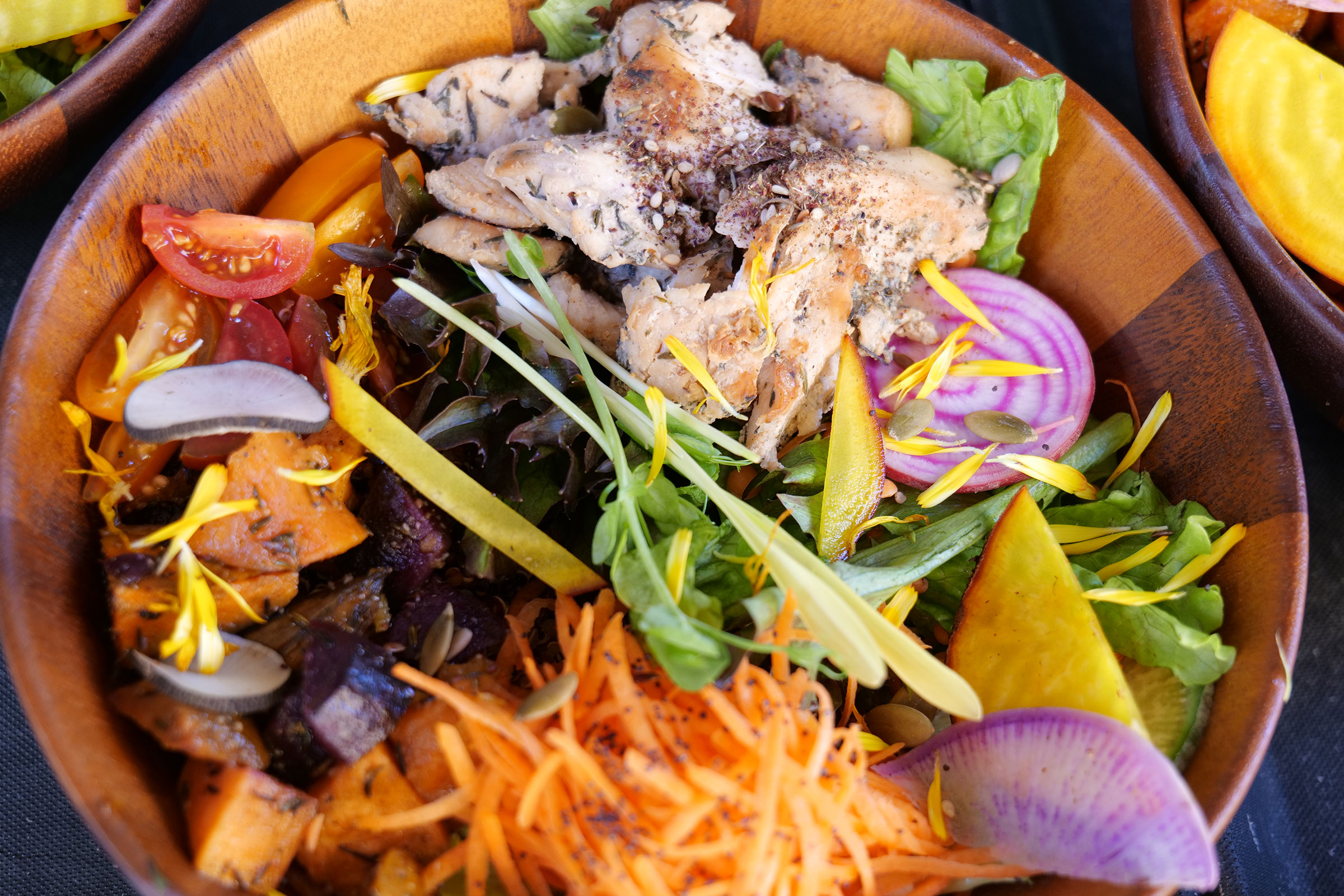 Le bowl au poulet mariné au Victoria Green à Saint Gilles les Bains