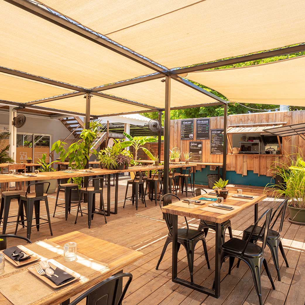 La terrasse ombragée et végétalisée du Victoria Green à Saint Gilles les Bains